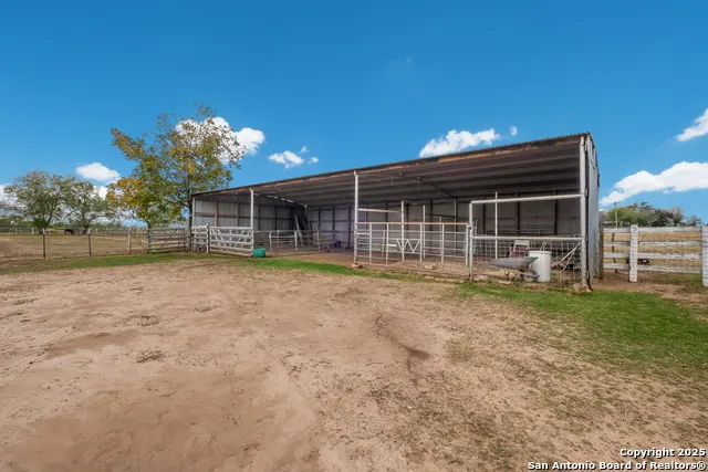 461 Highway 173 S Devine, TX 78016